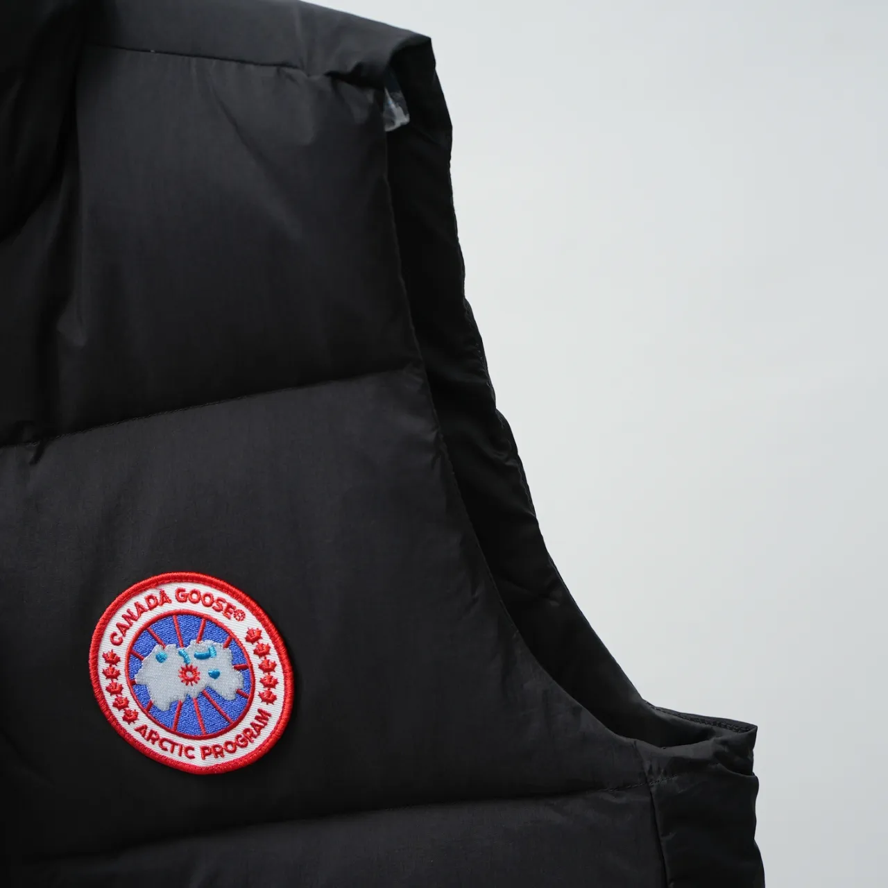 P560 CANADA GOOSE丨Canada Goose 2804 chest label soft fabric stand collar down vest Color: black with red label Size: XS-XXL